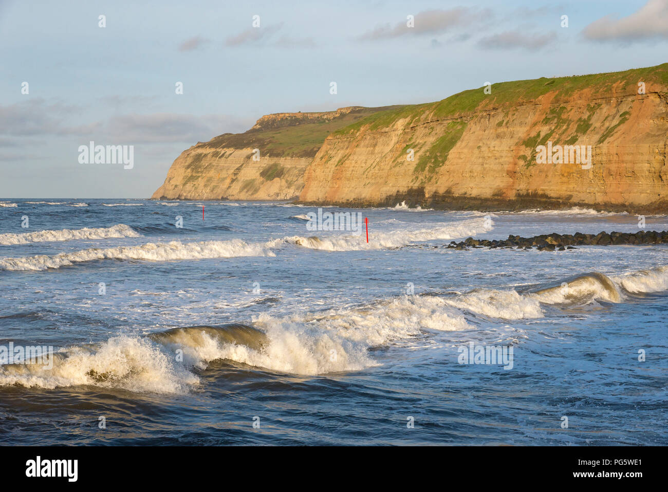 Onde che si infrangono sulla spiaggia a Skinningrove sulla costa del North Yorkshire, Inghilterra. Foto Stock