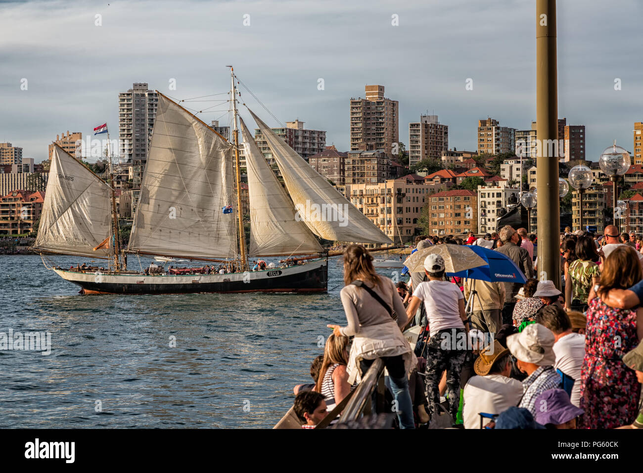 Tall Ship Tecla passando davanti alla Sydney Opera House di Sydney, NSW, Australia il 5 ottobre 2013 Foto Stock