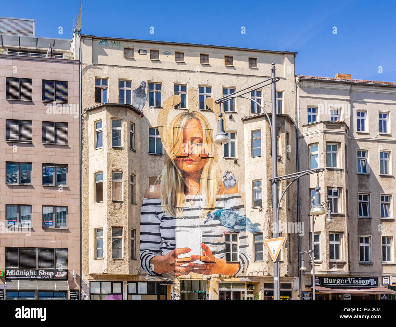 Urbano di Berlino scena di strada con la street art su una facciata di edificio in Schoenhauser Allee in Berlin Mitte district estate 2018, Berlino, Germania Foto Stock