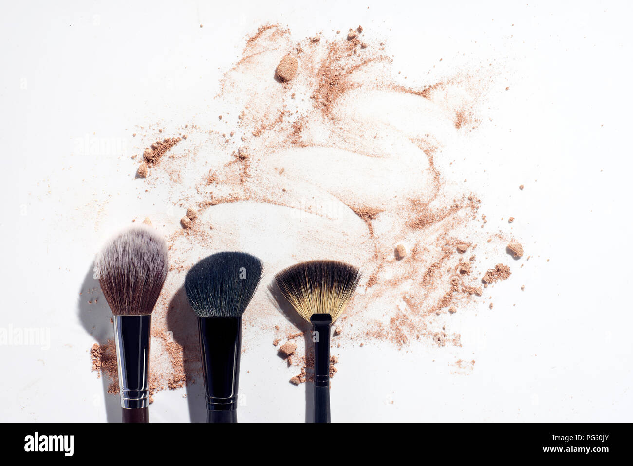 Faccia tre spazzole su sfondo bianco con sparsi in polvere per il viso Foto Stock