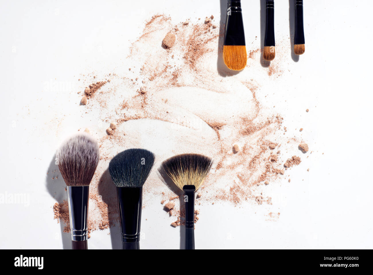 Telaio del make up pennelli con polvere foundation su sfondo bianco Foto Stock