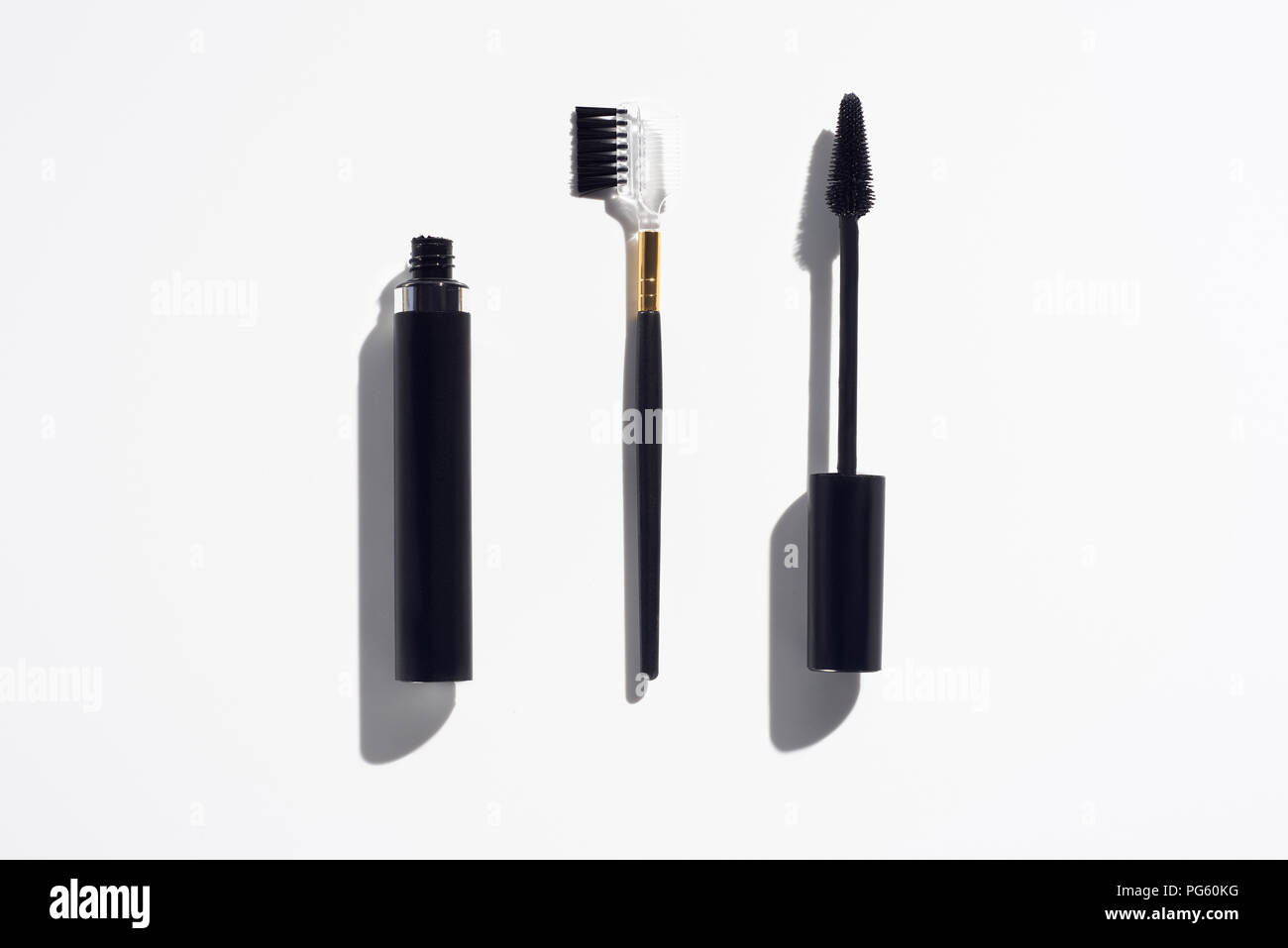 Mascara e ciglia spazzole su sfondo bianco Foto Stock