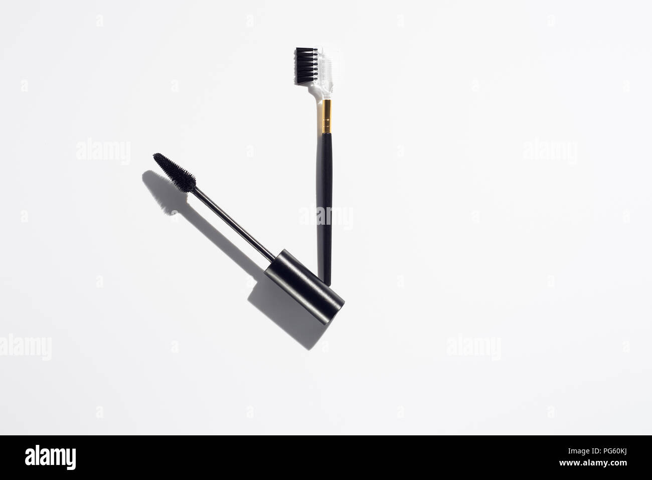 Make up pennelli per sopracciglia su sfondo bianco Foto Stock