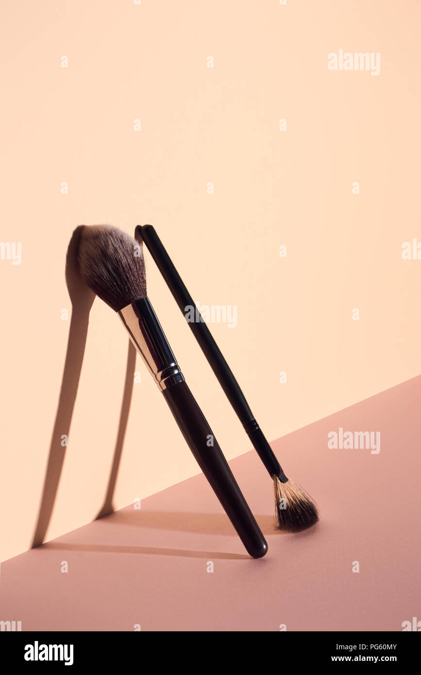Make up pennelli impostato su sfondo beige Foto Stock