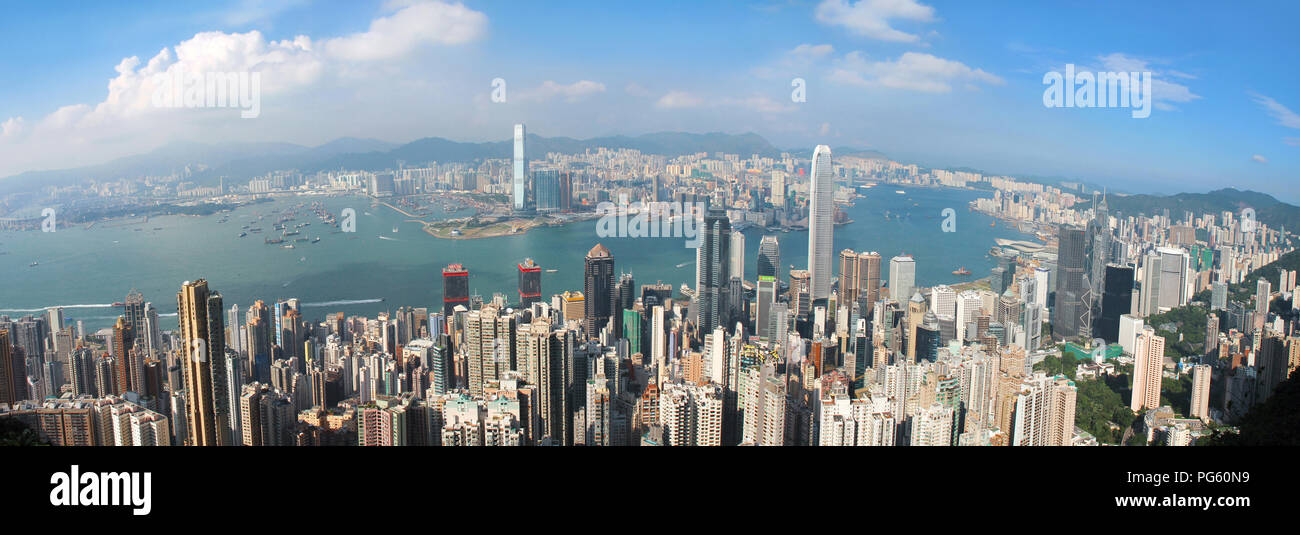 Il mondo più affollata città, Hong Kong panorama della città e del porto di Victoria in tra due terre piena di edifici, un po' di fish eye stile paesaggio della città Foto Stock