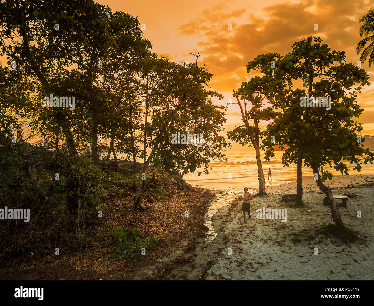 Le persone che si godono il tramonto sulla spiaggia, parco nazionale di Corcovado, Osa Peninsula, Costa Rica. Questa immagine viene girato utilizzando un drone. Foto Stock