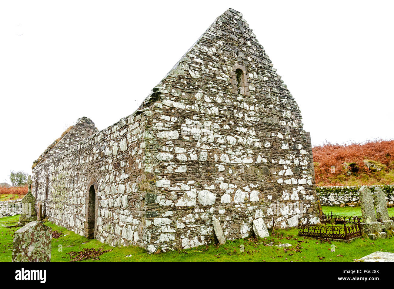 Il scoperchiata Kidalton Chiesa, Islay, con lapidi accanto ad esso Foto Stock