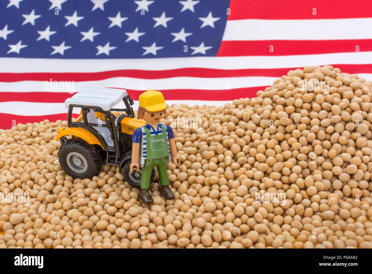 Bandiera americana con fagioli di soia impilati. Metafora USA-Cina guerra commerciale, la Cina delle tariffe commerciali negli Stati Uniti, allevamento di soia, gli agricoltori americani, prodotto di soia Foto Stock