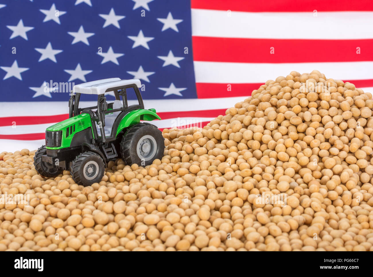 Bandiera americana con fagioli di soia impilati. Metafora USA-Cina guerra commerciale, la Cina delle tariffe commerciali negli Stati Uniti, allevamento di soia, gli agricoltori americani, prodotto di soia Foto Stock