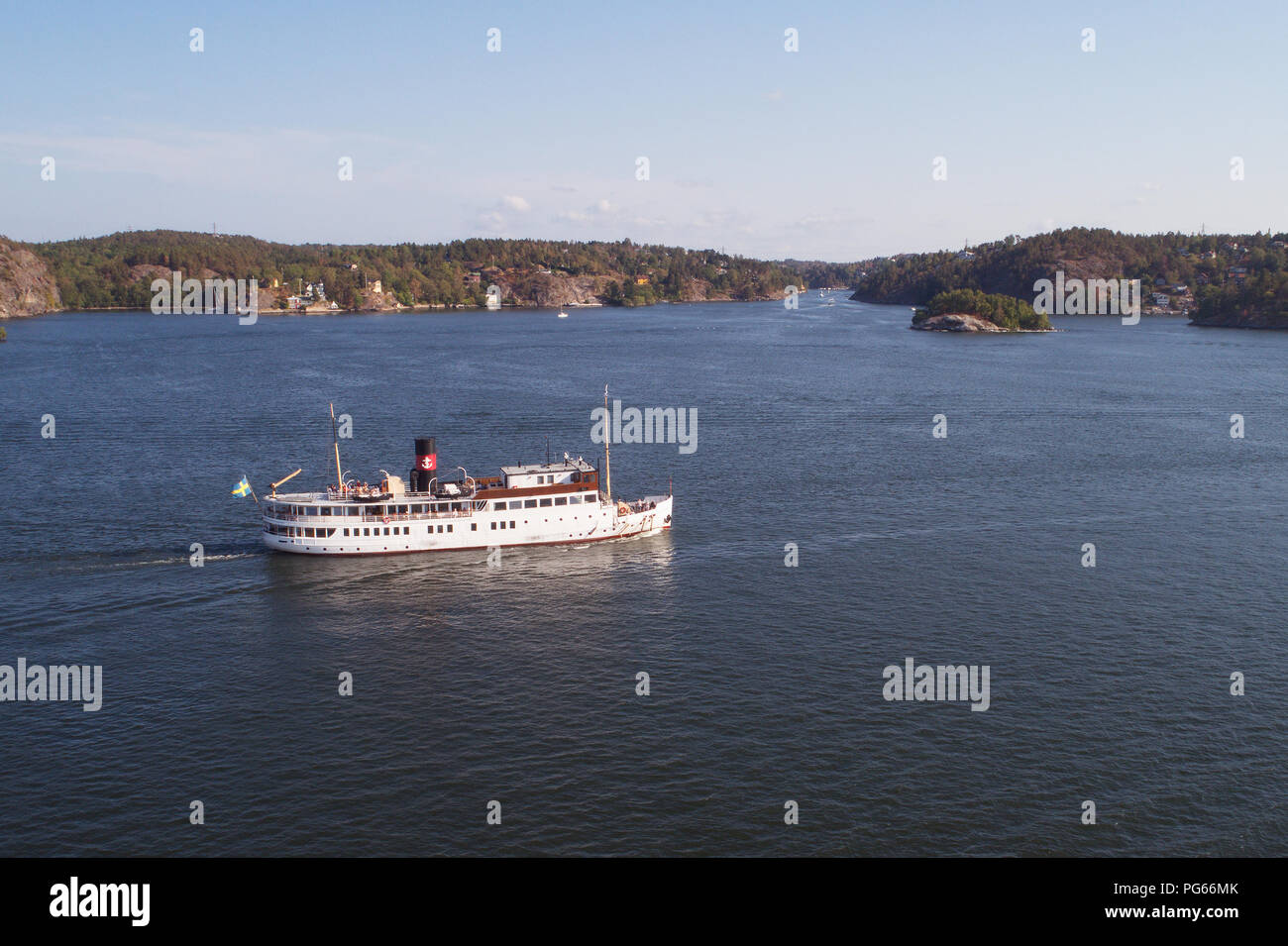Lidingö, Svezia - 31 Luglio 2018: vista aerea del vecchio passeggeri della nave a vapore SS Stoccolma nel servizio per Stromma voce per Stoccolma a Skurusundet. Foto Stock