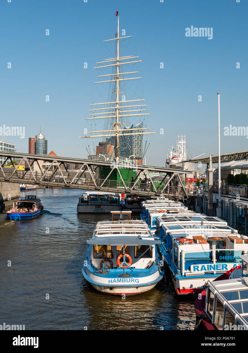 Amburgo, Germania - Luglio 04, 2018: vista al momento del lancio di barche in primo piano e di colore verde e il museo nave a vela Rickmer Rickmers e Hafencity con Elb Foto Stock