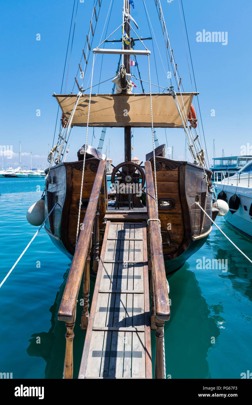 Questa è una foto di un gangplank che conduce su un vecchio legno nave a vela. Foto Stock