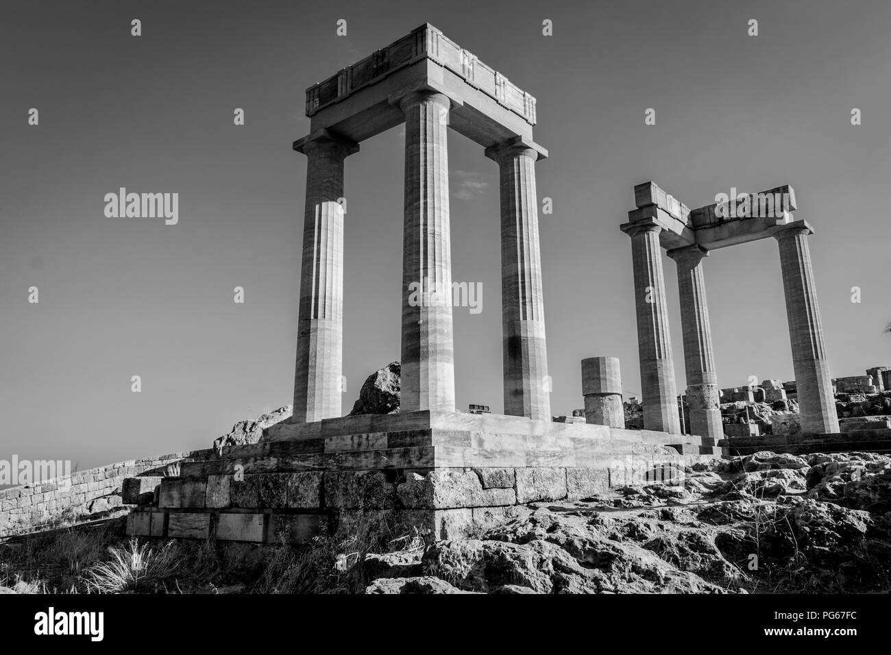 Questa è una foto di antiche rovine greche dell'Acropolis guardando oltre il villaggio di Lindos a Rodi. Foto Stock