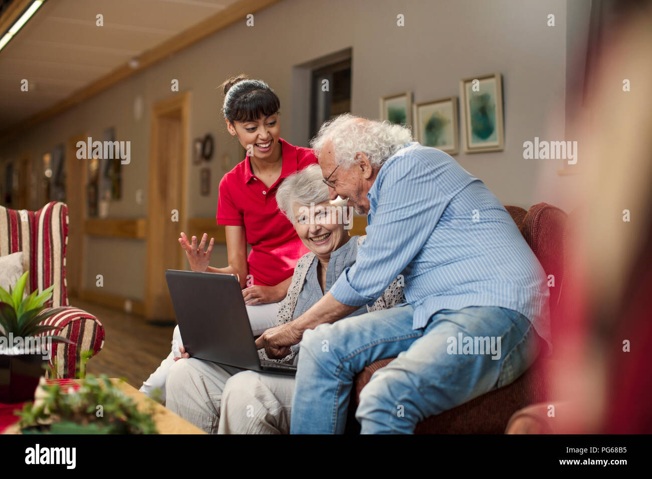 Seniors a casa di riposo guardando album di foto Foto Stock