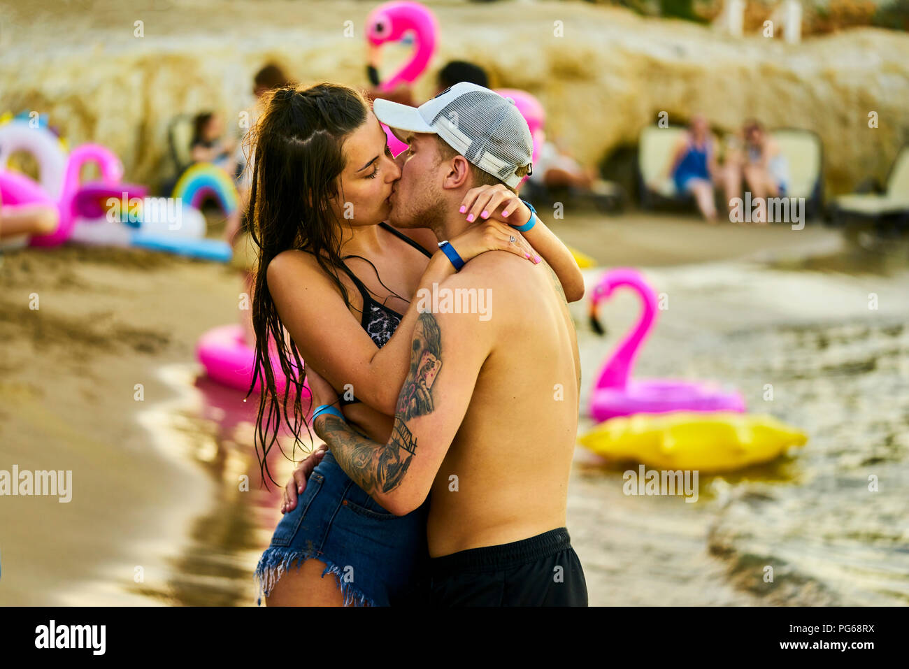 La Grecia, Creta, appassionati di baciare a beach party Foto Stock