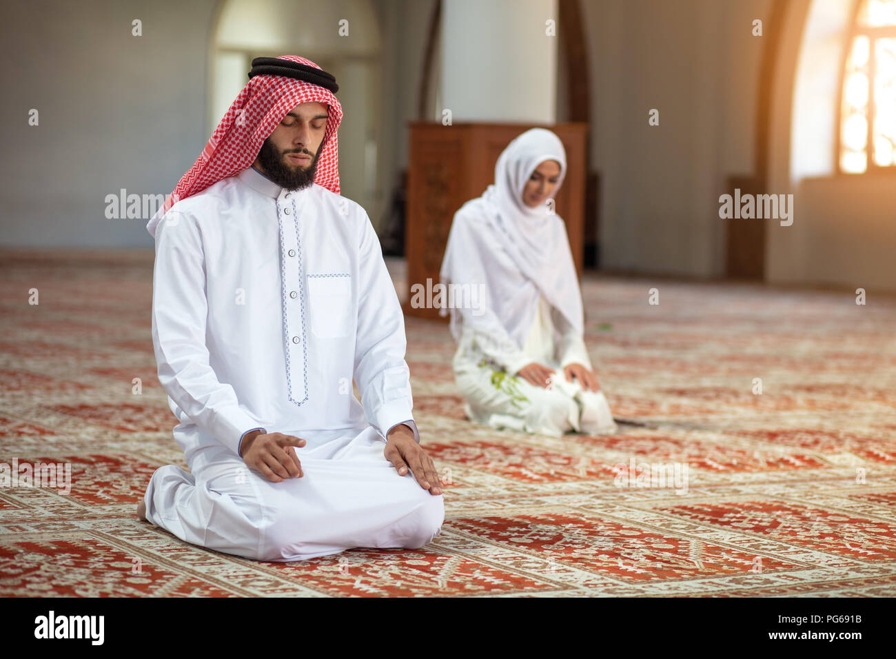Musulmani l uomo e la donna che prega in moschea Foto Stock