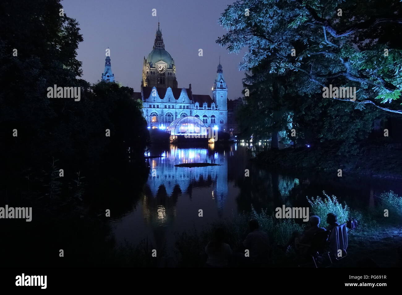 Im Maschpark haben sich am Donnerstagabend zahlreiche Besucher eingefunden, um die Generalprobe von famiglia Mozart "Don Giovanni" beim Klassik Open Air zu se Foto Stock