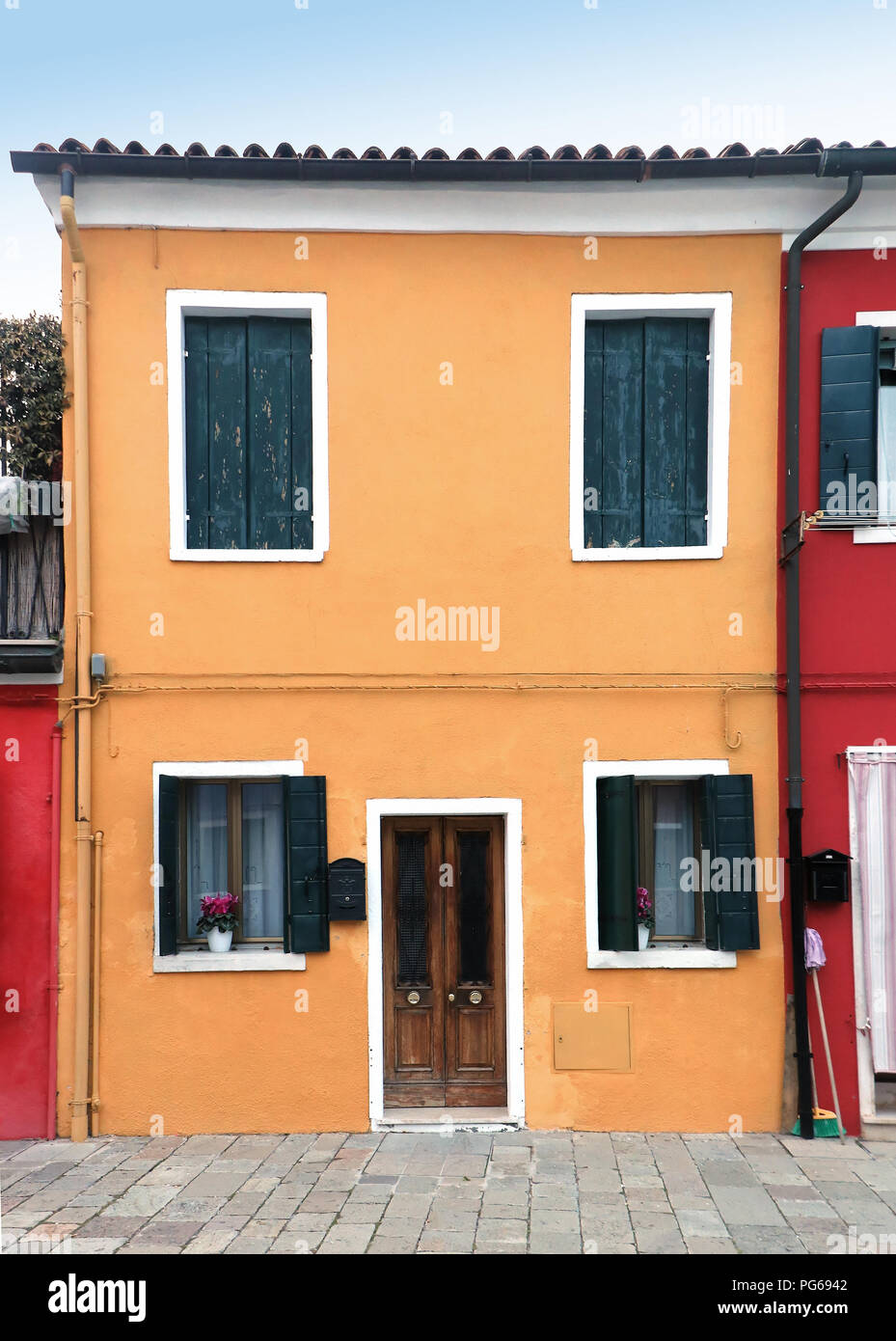Casa retrò con facciata di colore giallo e marrone in legno porta di  ingresso Foto stock - Alamy
