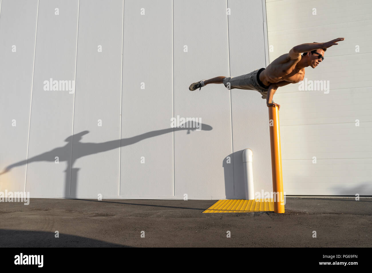 Acrobat training su un palo Foto Stock
