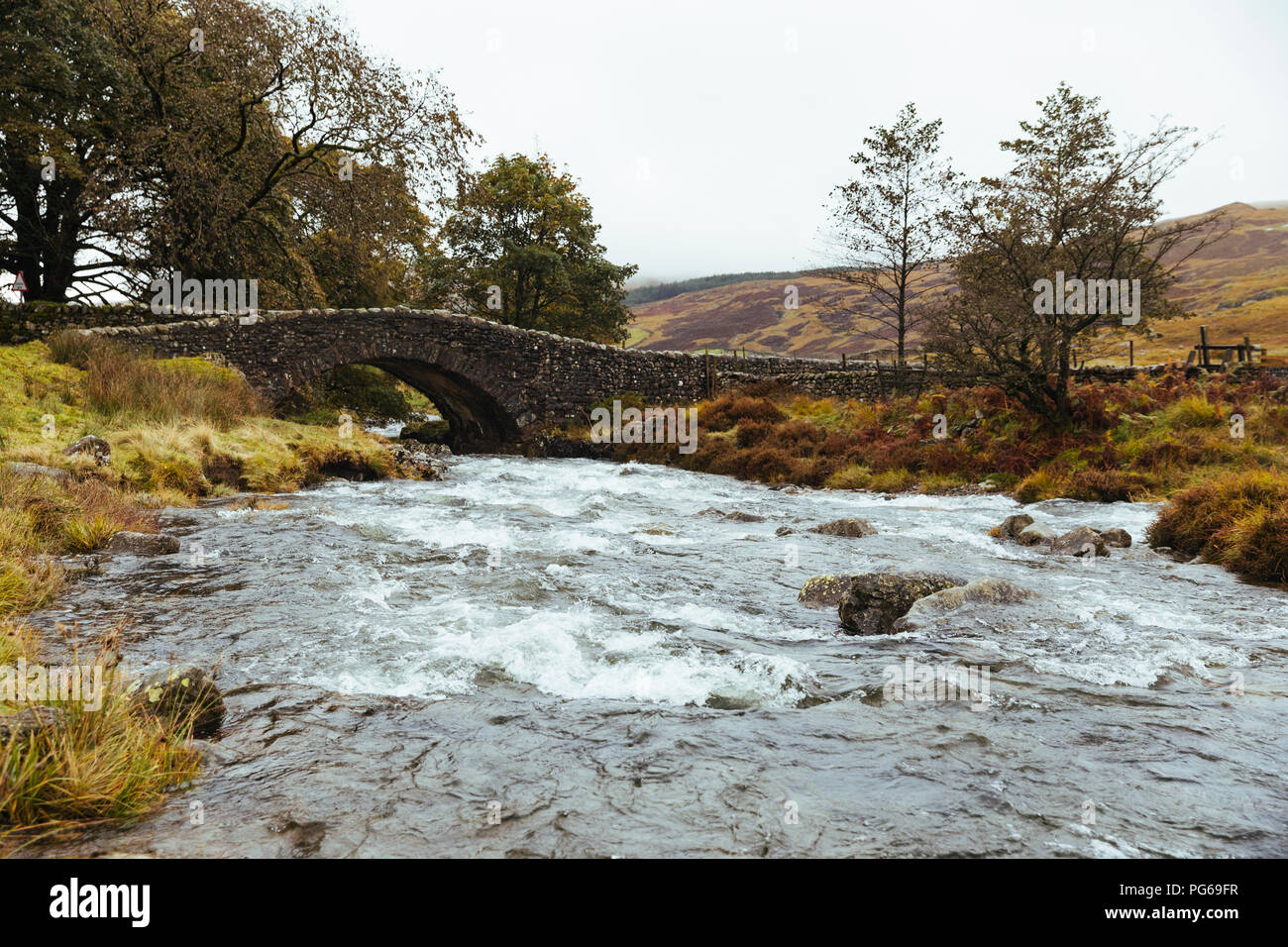 Regno Unito, Inghilterra, Cumbria, Lake District, il ponte di pietra sul fiume Duddon Foto Stock