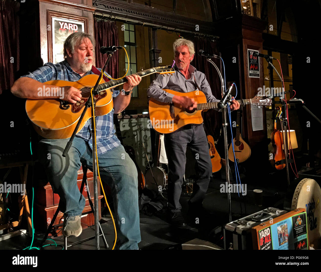 Cantiere di Ale, Folk & Blues Band, suonare dal vivo presso i bracci di Guildford, West Register Place, il centro di Edimburgo, Scozia, Regno Unito Foto Stock