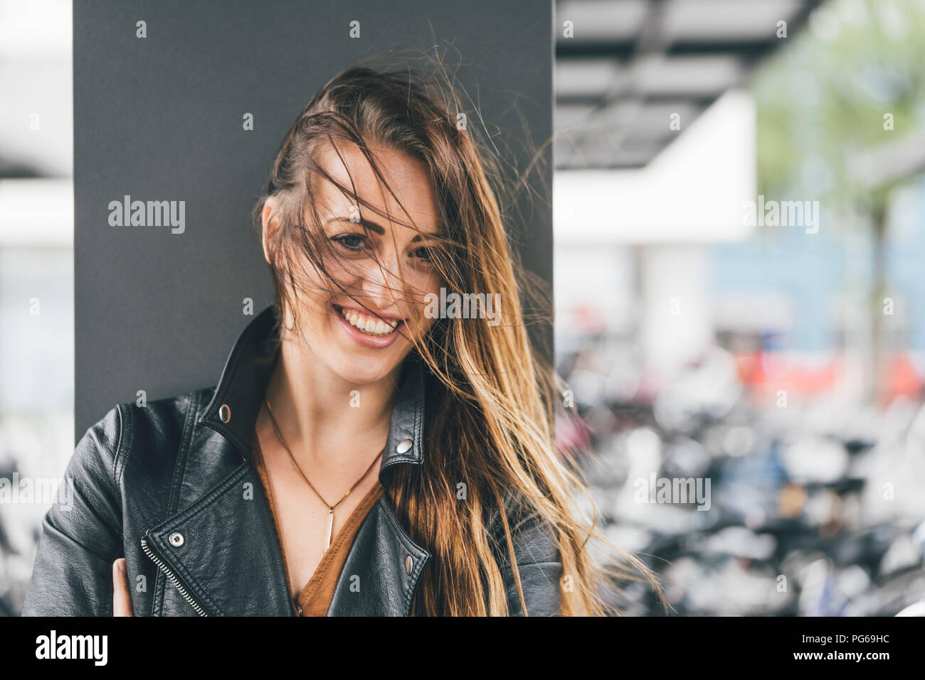 Ritratto di felice giovane donna con capelli spazzate dal vento Foto Stock