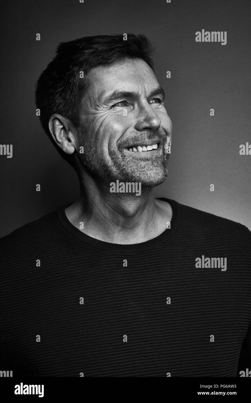 Ritratto di uomo sorridente, in bianco e nero Foto Stock