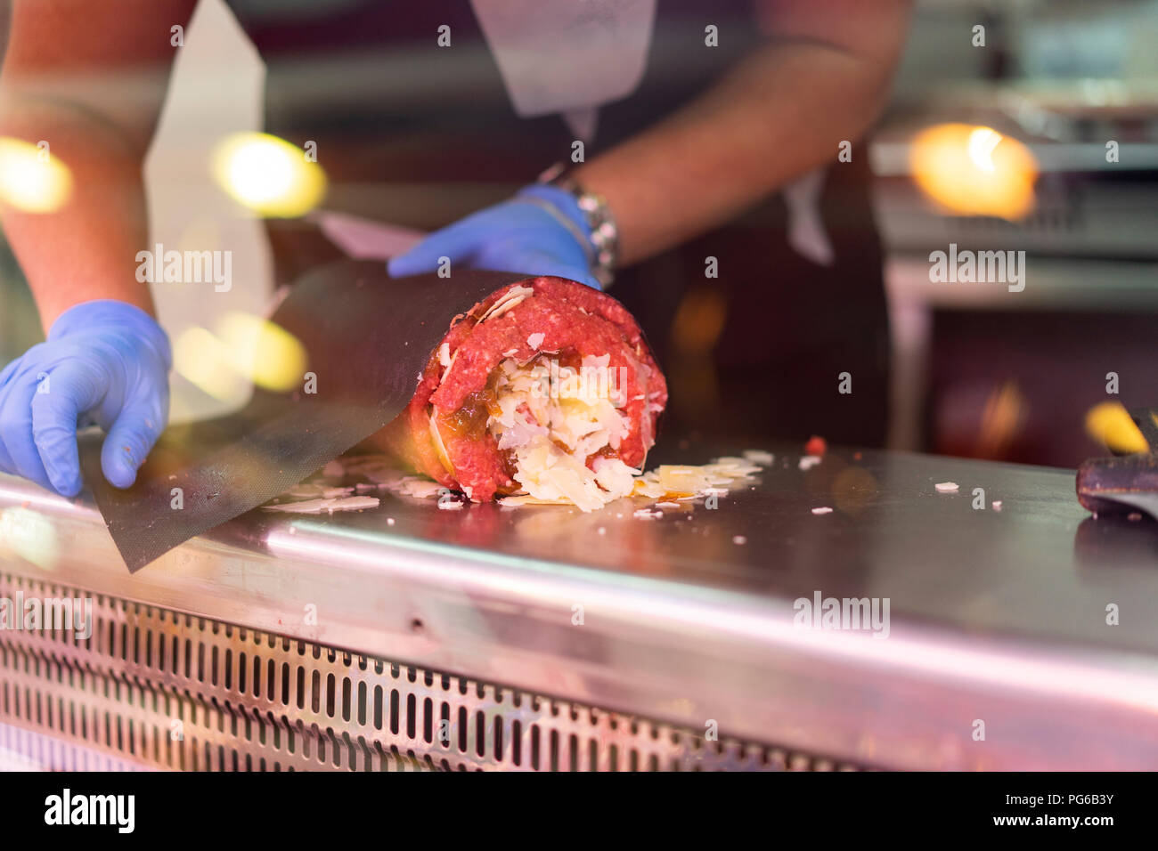 Taglio Donna materie carni macinate rotolo, con ripieno di formaggio Foto Stock
