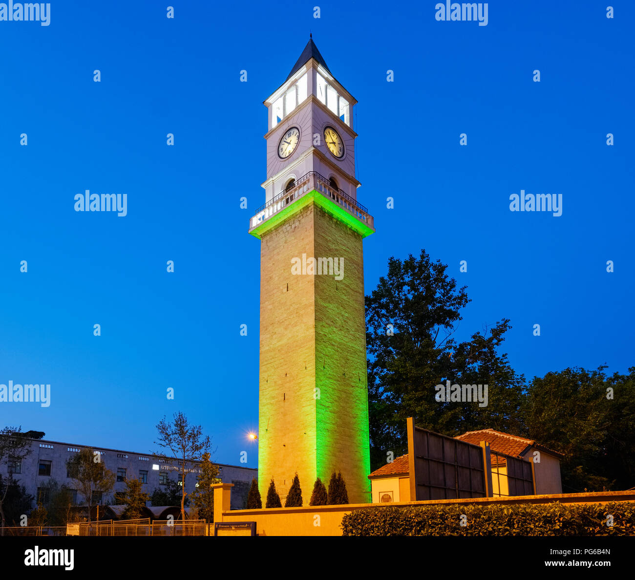 L'Albania, Tirana, Clocktower di Tirana al blue ora Foto Stock