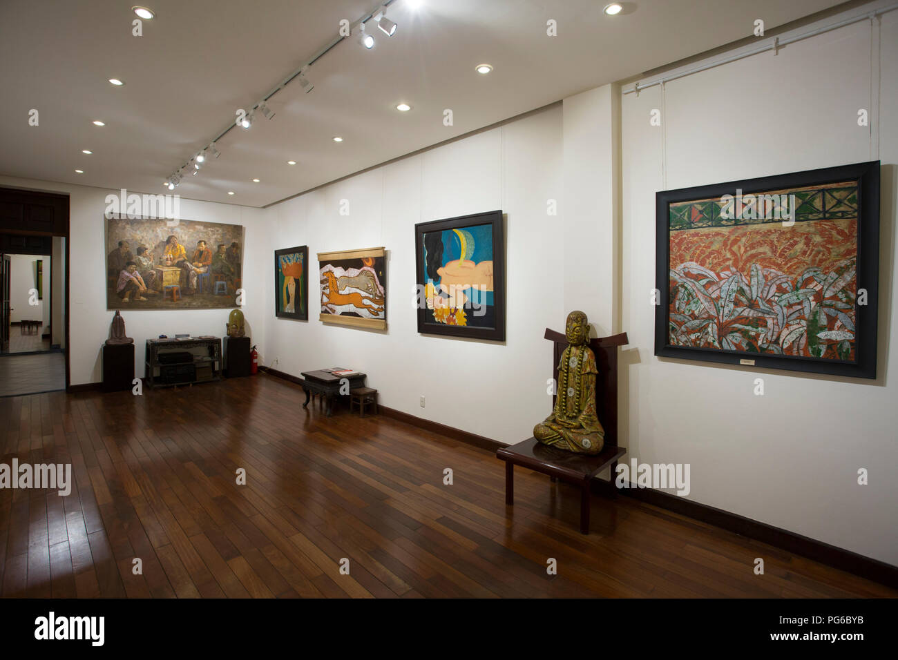 27 gennaio 2018 - Hanoi, Vietnam: interno del quartiere alla moda di Dragon Gallery nel cuore del quartiere vecchio di Hanoi, Vietnam. Il vecchio quartiere è un bene Foto Stock