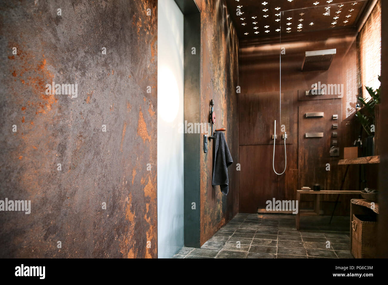 Bagno moderno con acciaio corten rivestimento pareti e soffitto effetti di luce Foto Stock