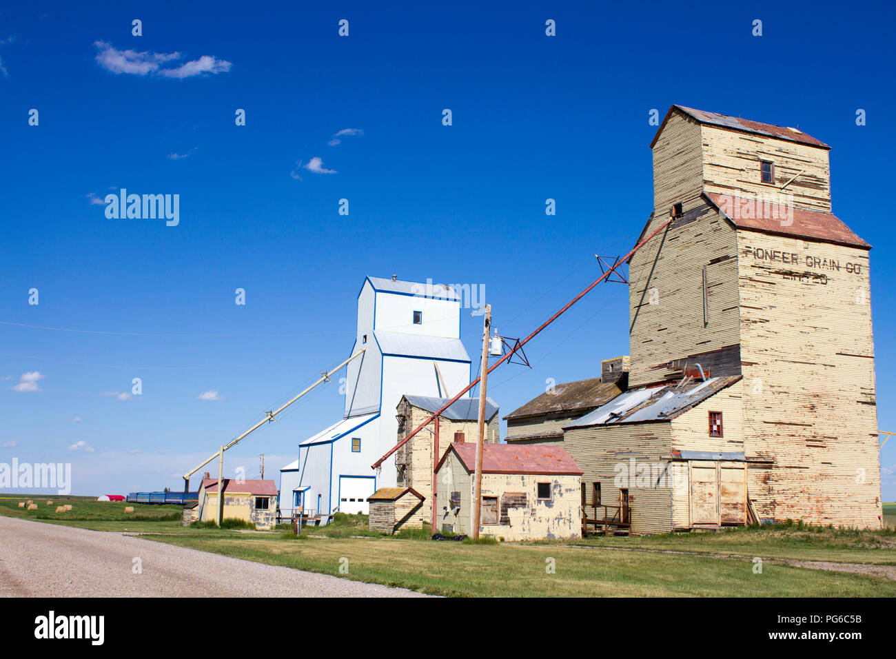 Mossleigh, Alberta, Canada - 12 Luglio 2018: vecchio legno stagionato elevatori della granella nella piccola prateria canadese città di Mossleigh, Alberta, Canada. Foto Stock