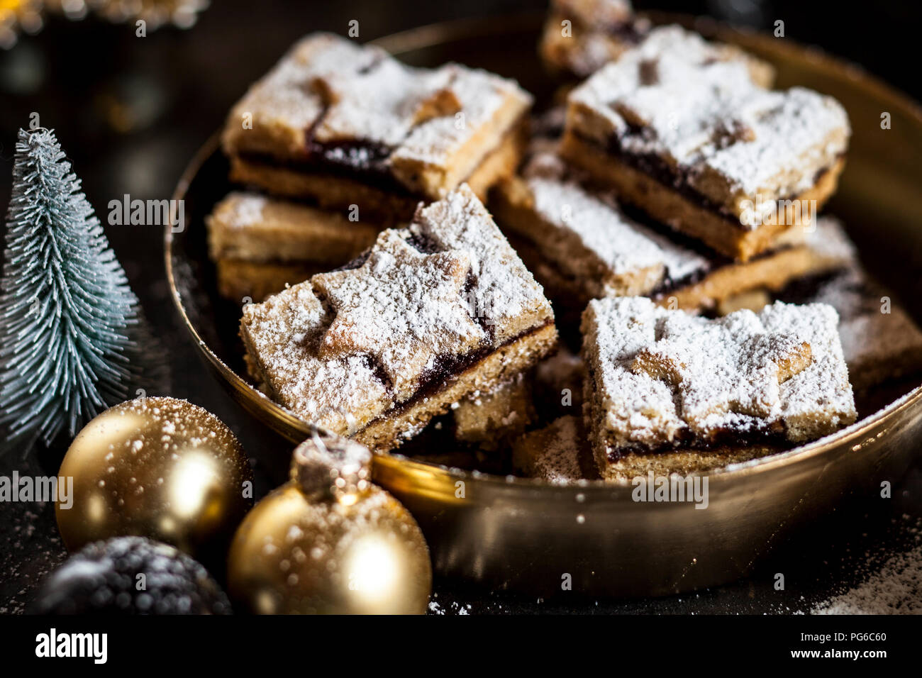 Linzer cookies con vin brulé il riempimento Foto Stock