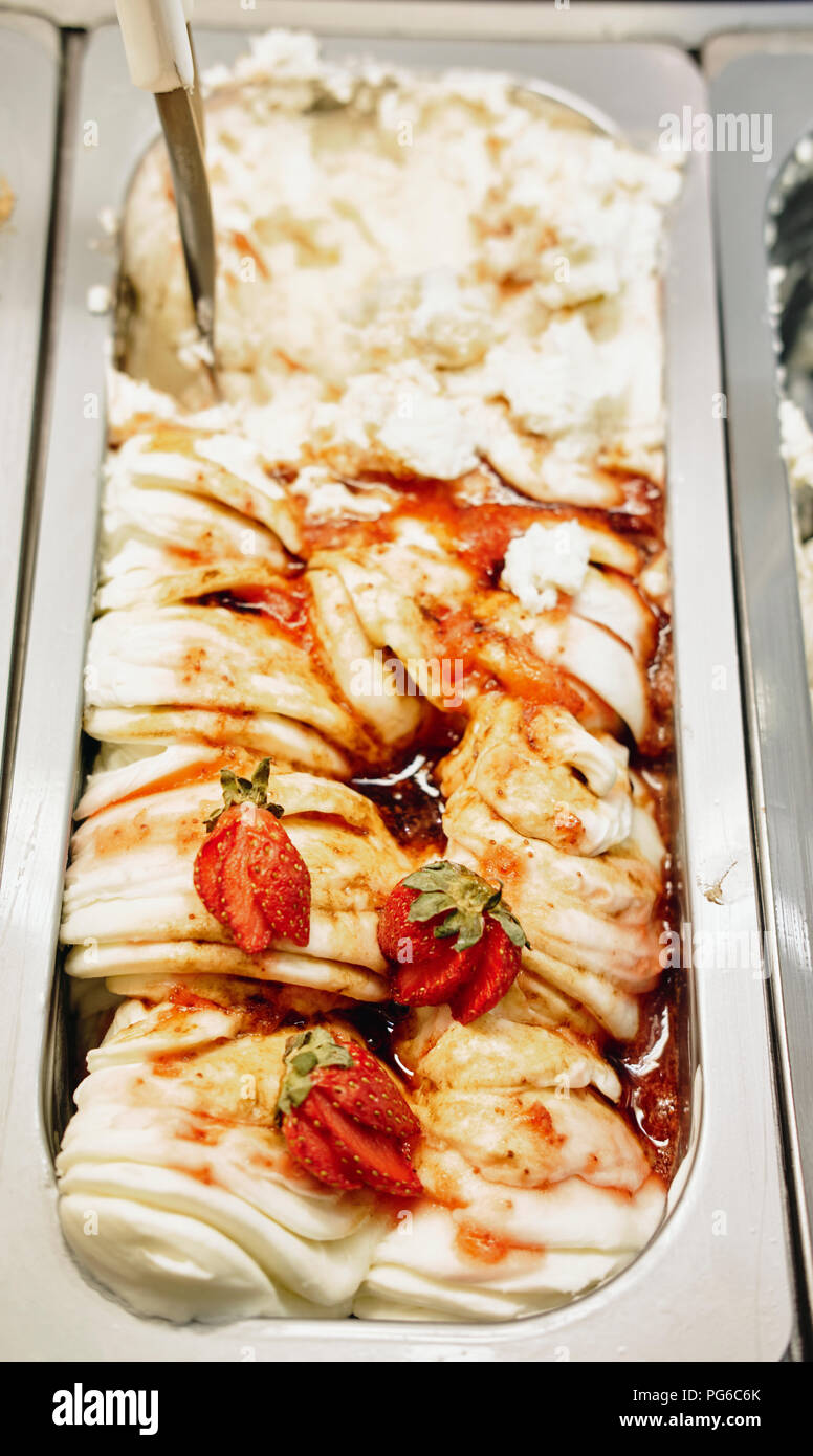 Gelato alla vaniglia con salsa di fragole Foto Stock