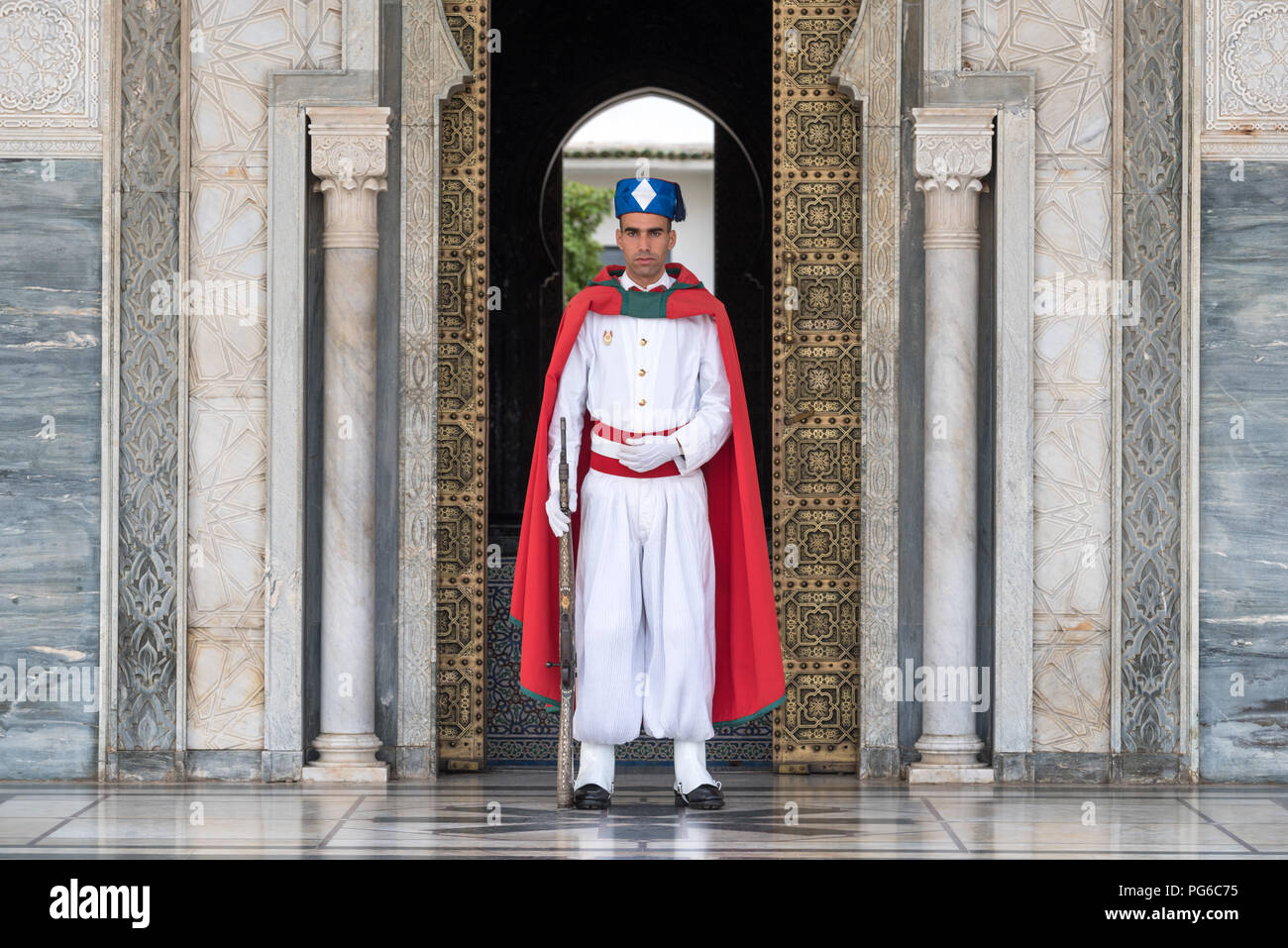 Guardia in uniforme cerimoniale al mausoleo del re Mohammed V del Marocco a Rabat Foto Stock