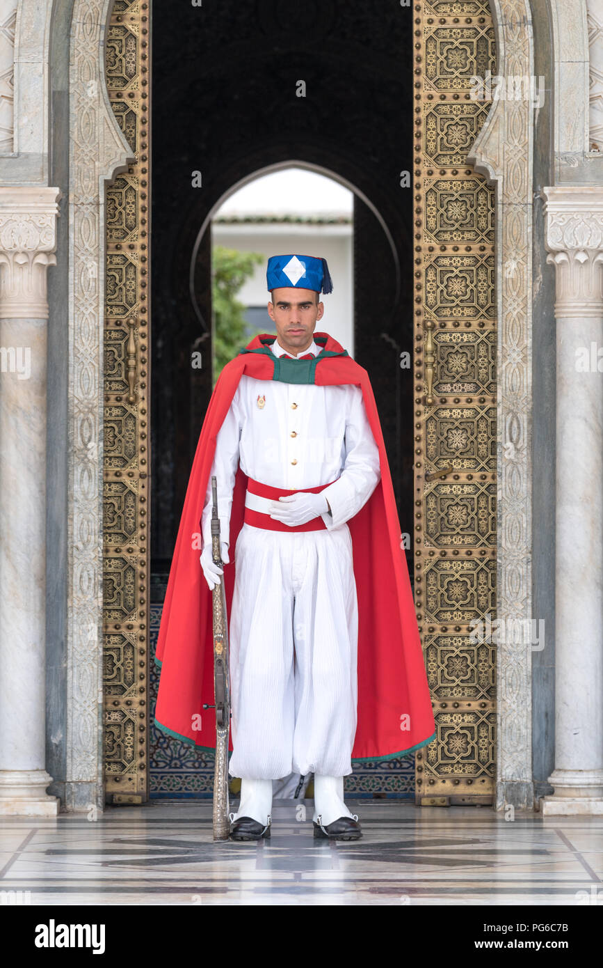 Guardia in uniforme cerimoniale al mausoleo del re Mohammed V del Marocco a Rabat Foto Stock