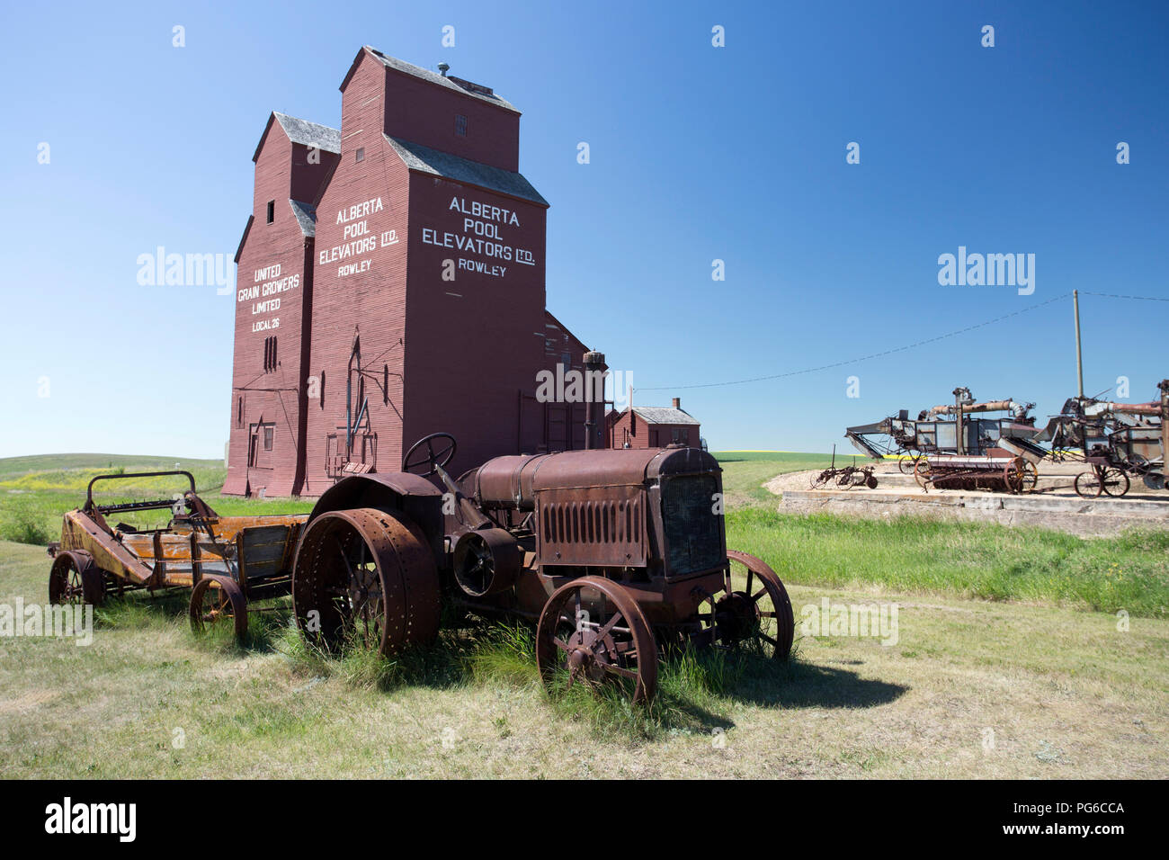 Luglio 13, 2018 - Rowley, Alberta, Canada: vecchio legno stagionato elevatori della granella nella piccola prateria canadese città di Rowley, Alberta, Canada. Foto Stock