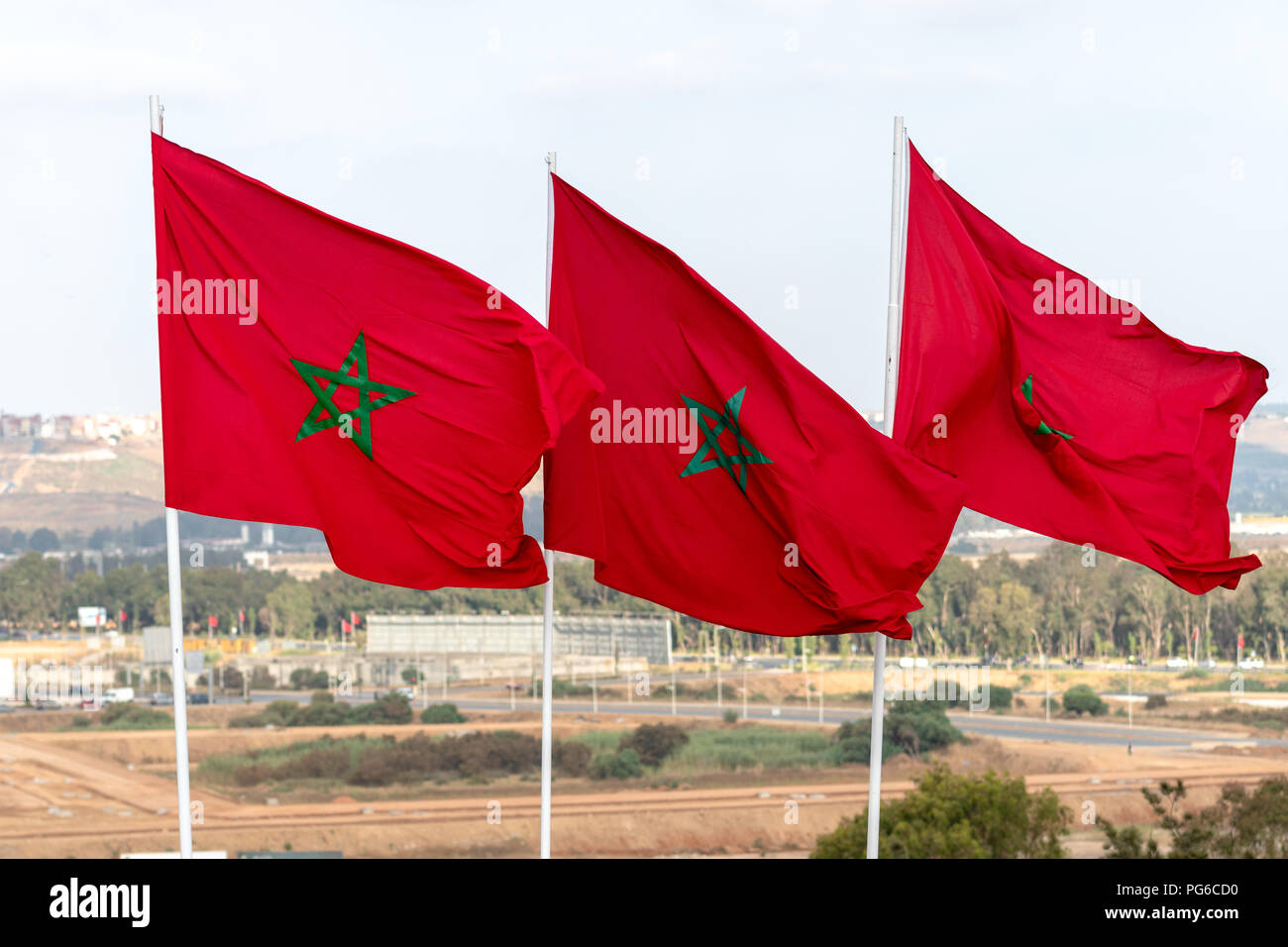 Tre rossi bandiere nazionali del Marocco battenti dai pali Foto Stock