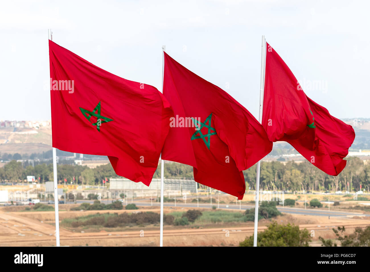 Tre rossi bandiere nazionali del Marocco battenti dai pali Foto Stock