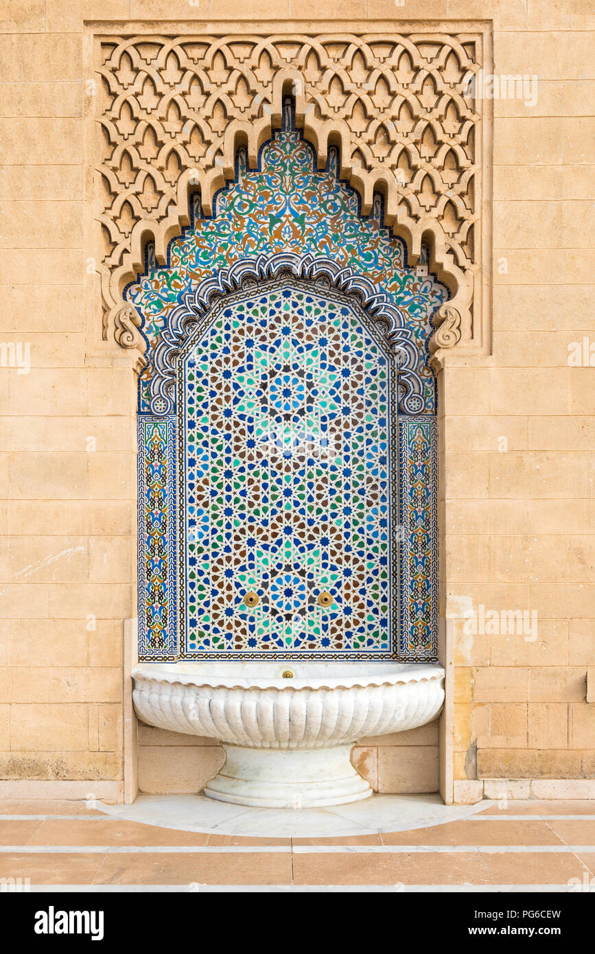 Decorativi di marmo e piastrelle fontana di pulitura alla Moschea Hassan a Rabat, Marocco Foto Stock