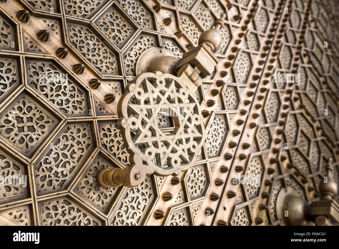 Chiudere fino angolo di visualizzazione di una grande porta di ottone respingente sull'esterno della moschea Hassan a Rabat, Marocco Foto Stock
