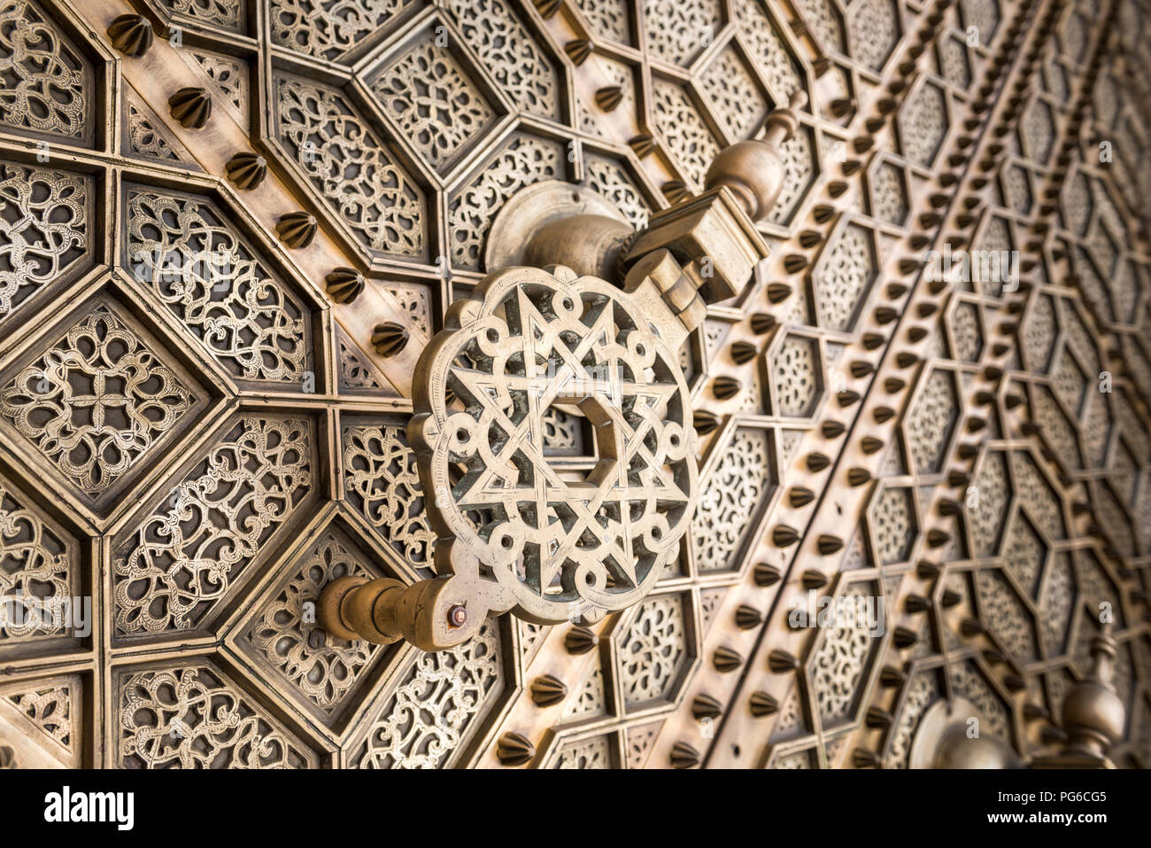 Chiudere fino angolo di visualizzazione di una grande porta di ottone respingente sull'esterno della moschea Hassan a Rabat, Marocco Foto Stock