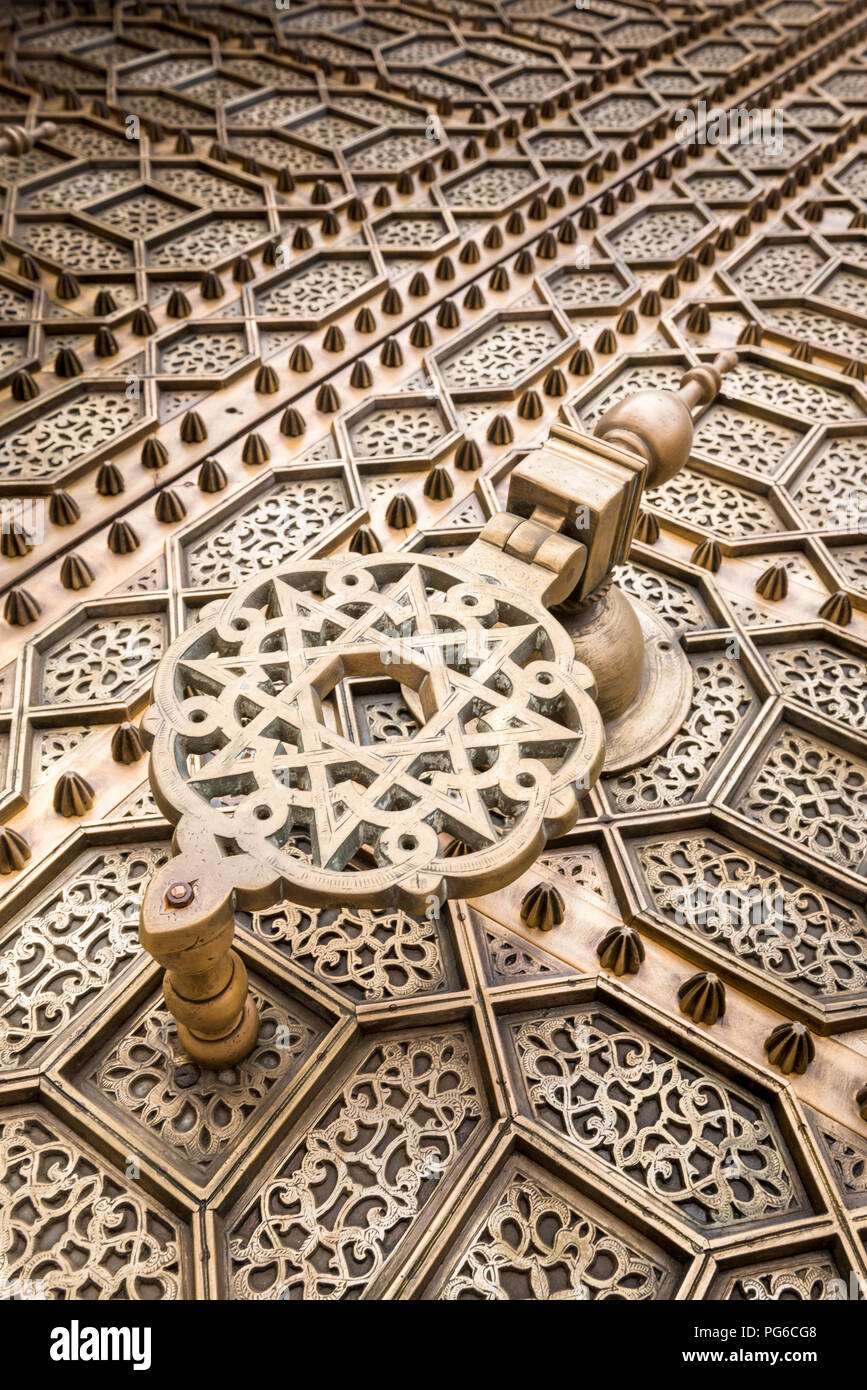 Chiudere fino angolo di visualizzazione di una grande porta di ottone respingente sull'esterno della moschea Hassan a Rabat, Marocco Foto Stock