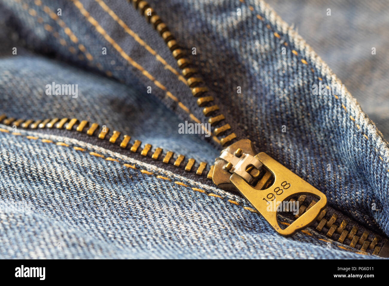Close up macro dettagli colpo di denim blue jeans cerniera, il fuoco selettivo, jeans di moda il concetto di sfondo Foto Stock