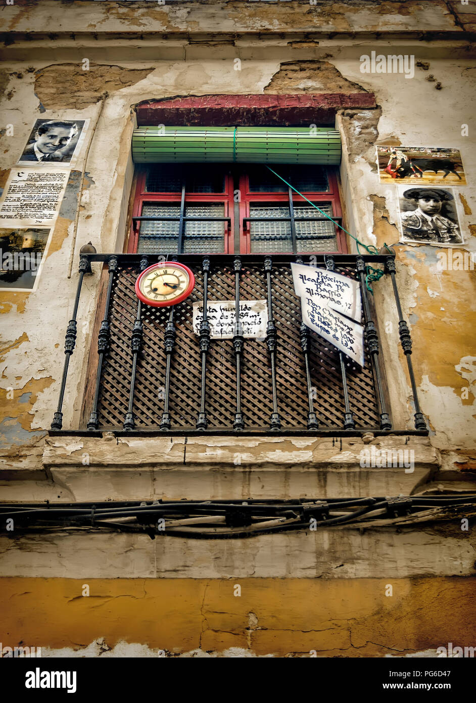 Balcone in una vecchia facciata con foto e scritti. Foto Stock