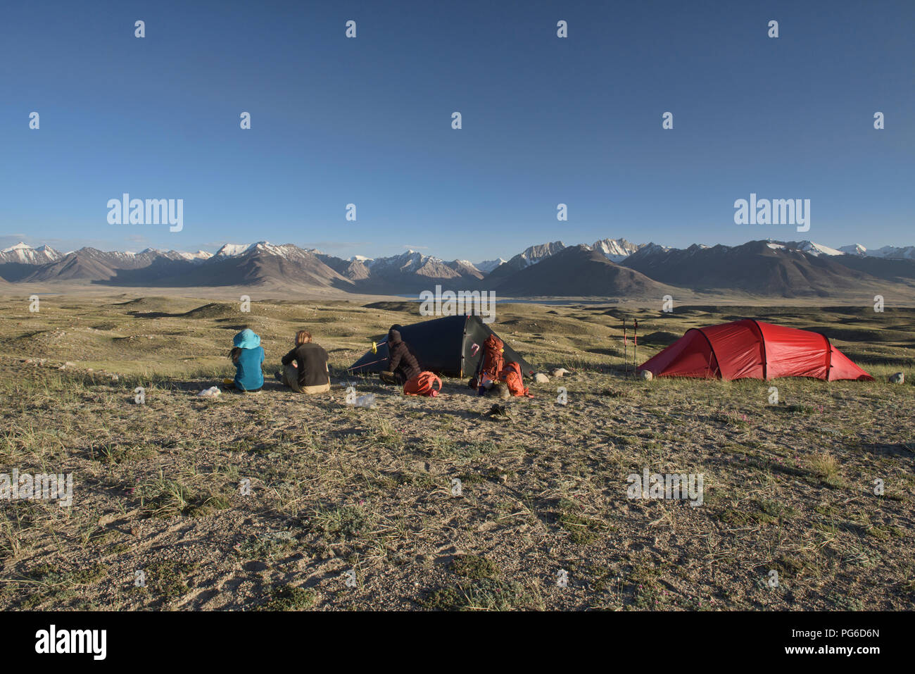 Camping sopra il lago Zorkul, con la grande gamma di Pamir in Afghanistan dietro,Tagikistan Foto Stock