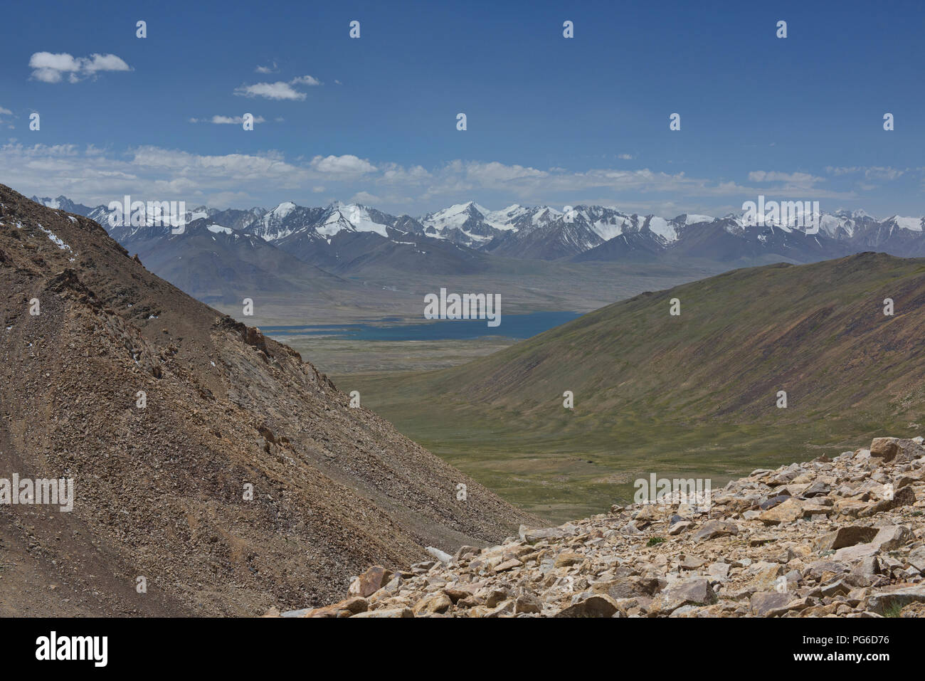 La grande gamma di Pamir dell Afghanistan e il Lago Zorkul visto da Belayrik Pass, Tagikistan Foto Stock