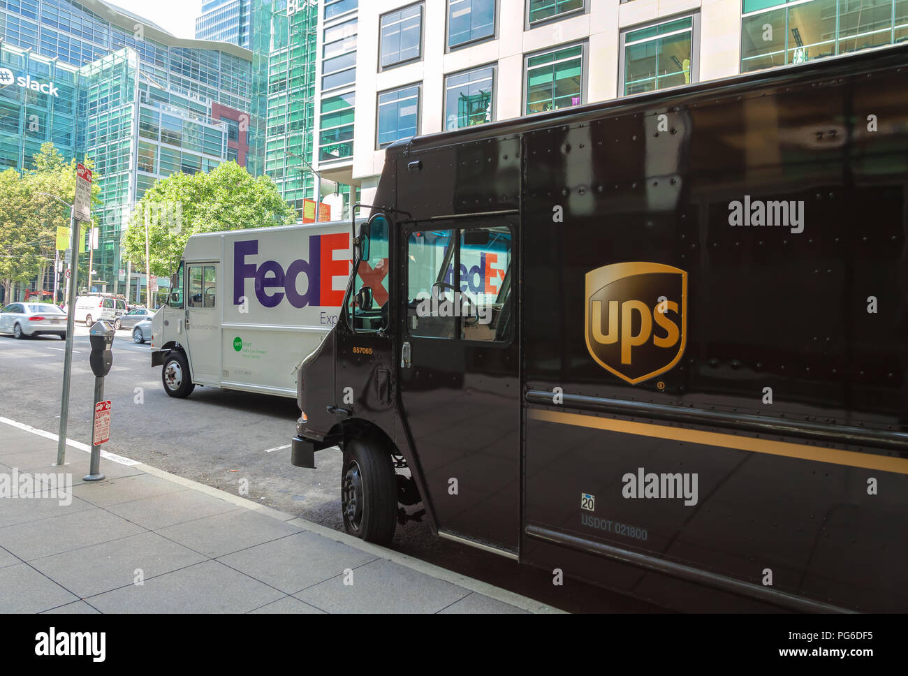 UPS e FedEx camion su strada di San Francisco, California, Stati Uniti. Foto Stock