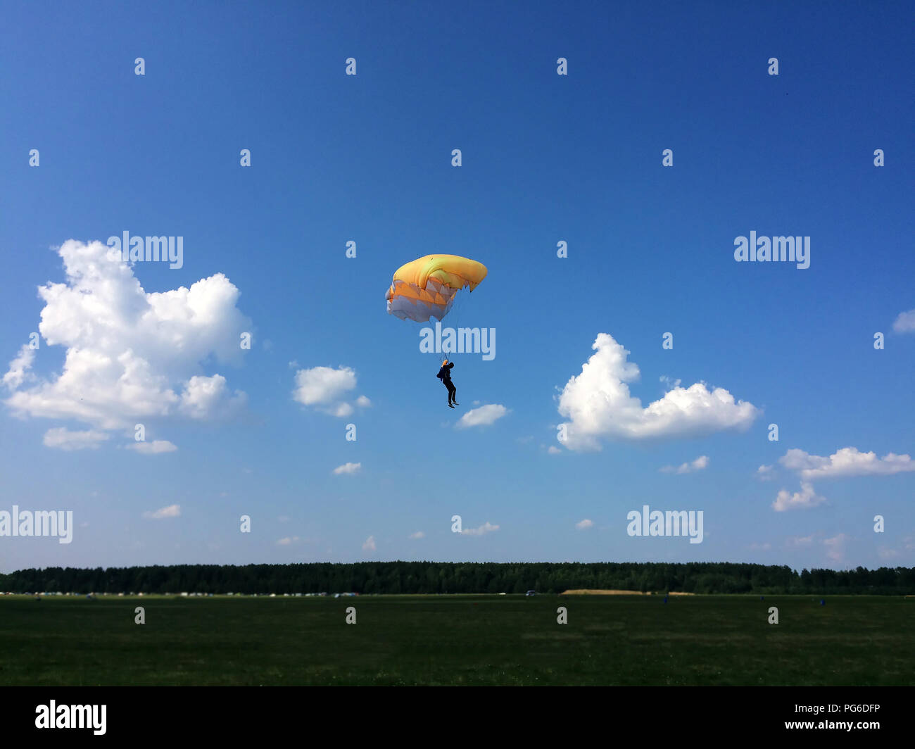 Sport estremi - il paracadutista atterra sul terreno Foto Stock