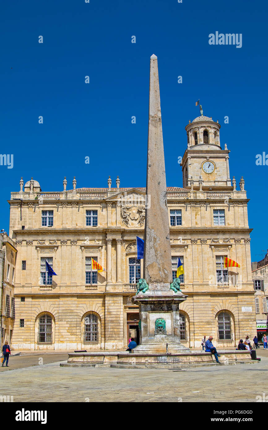 Place de la République e municipio di Arles Foto Stock